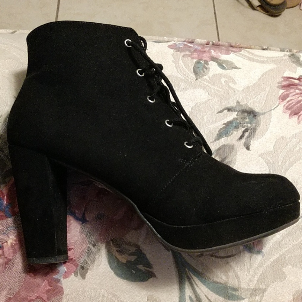 Black heeled suede boots